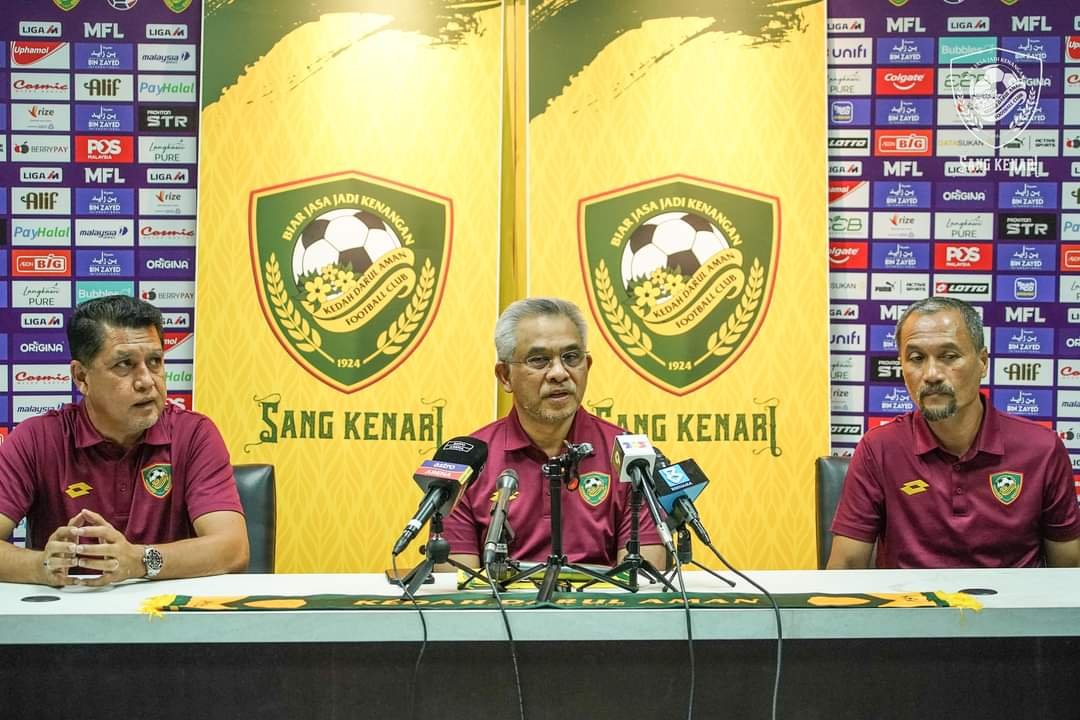 Pemilik KDA FC, Tan Sri Mohd. Daud Bakar dalam sidang akhbarnya pagi semalam mengakui bahawa pasukan itu berdepan masalah aliran tunai yang membawa kepada isu tunggakan gaji. - gambar KDA FC